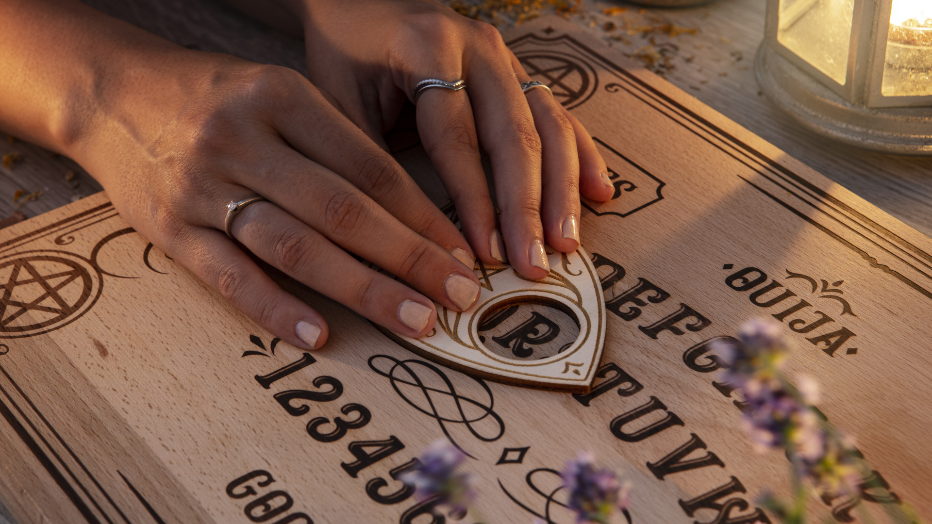 Des runes illustrent cette pratique divinatoire.