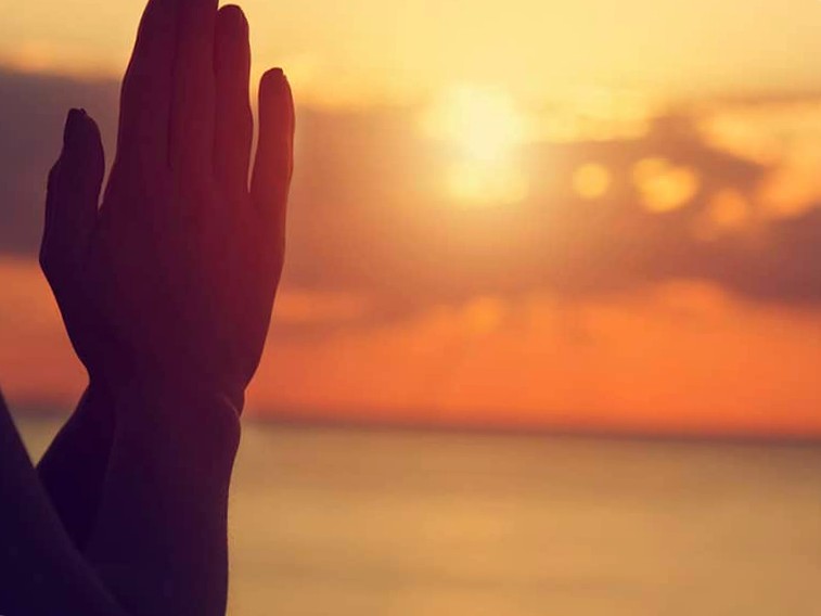 Por que rezar de manhã? 5 interesses esquecidos deste ritual ancestral