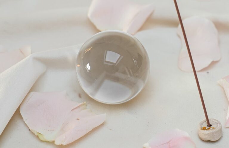La célèbre boule de cristal : comment est utilisé cet outil ésotérique emblématique